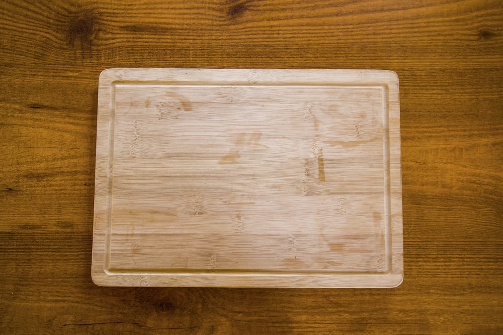 bandeja de madeira marrom na mesa de madeira marrom
