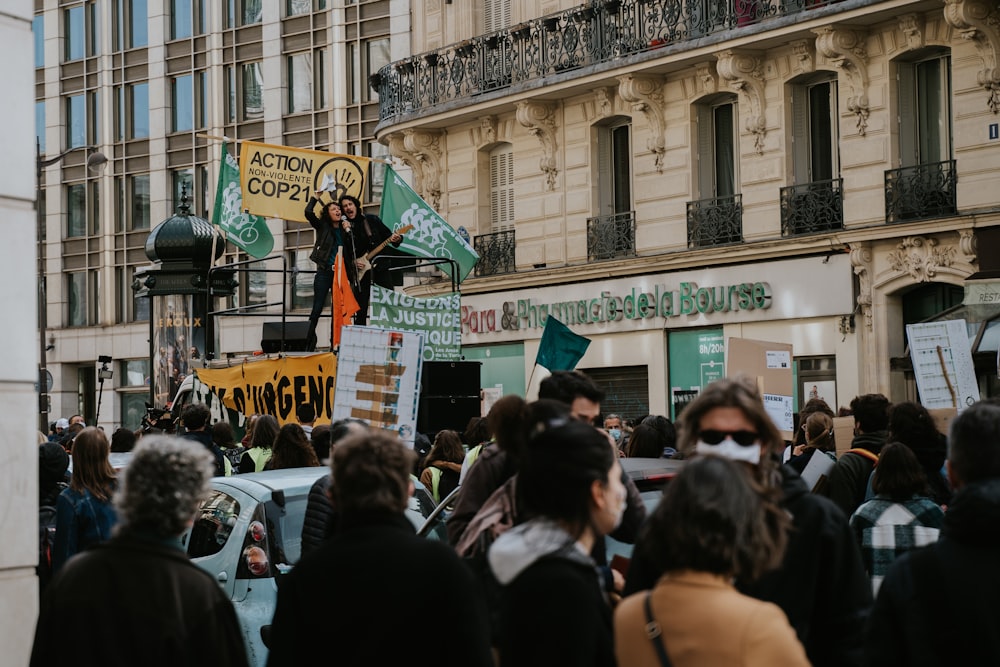 des personnes se rassemblant devant l’immeuble pendant la journée