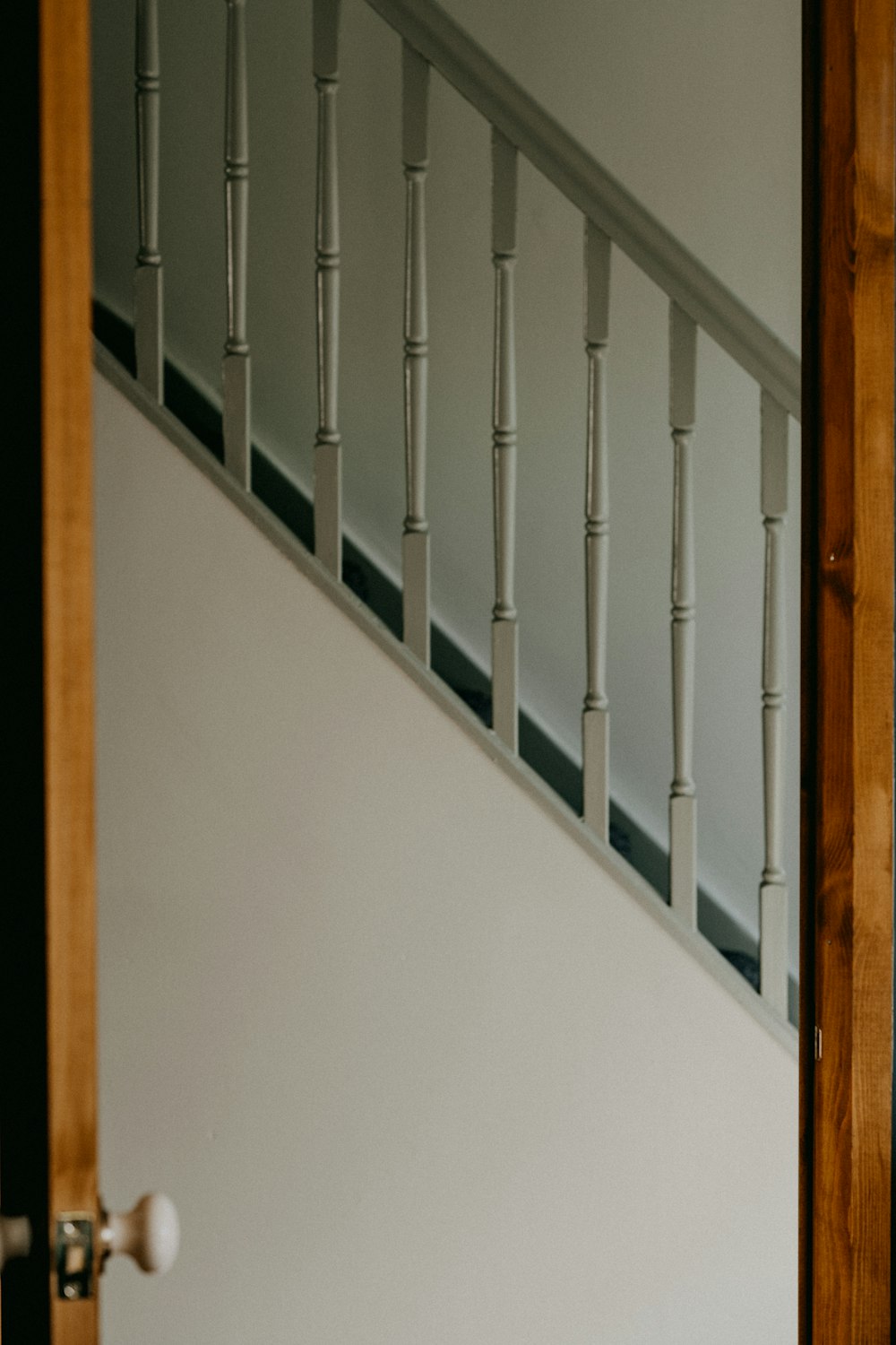 ステンレス鋼の手すりが付いている茶色の木製の階段