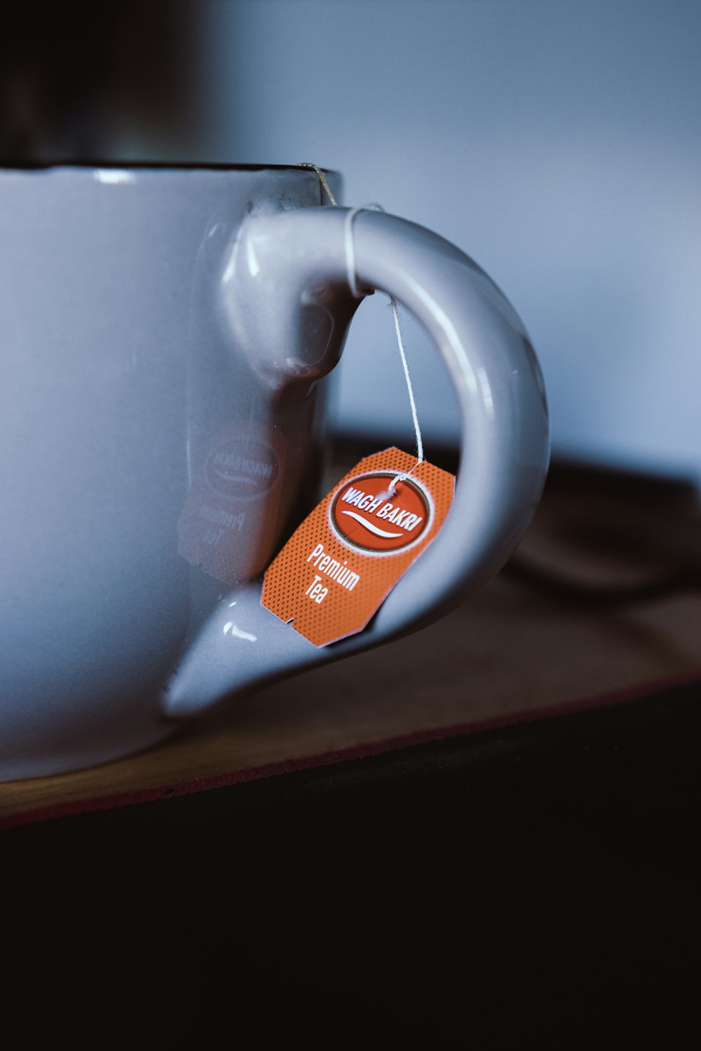 Tasse en céramique blanche et orange