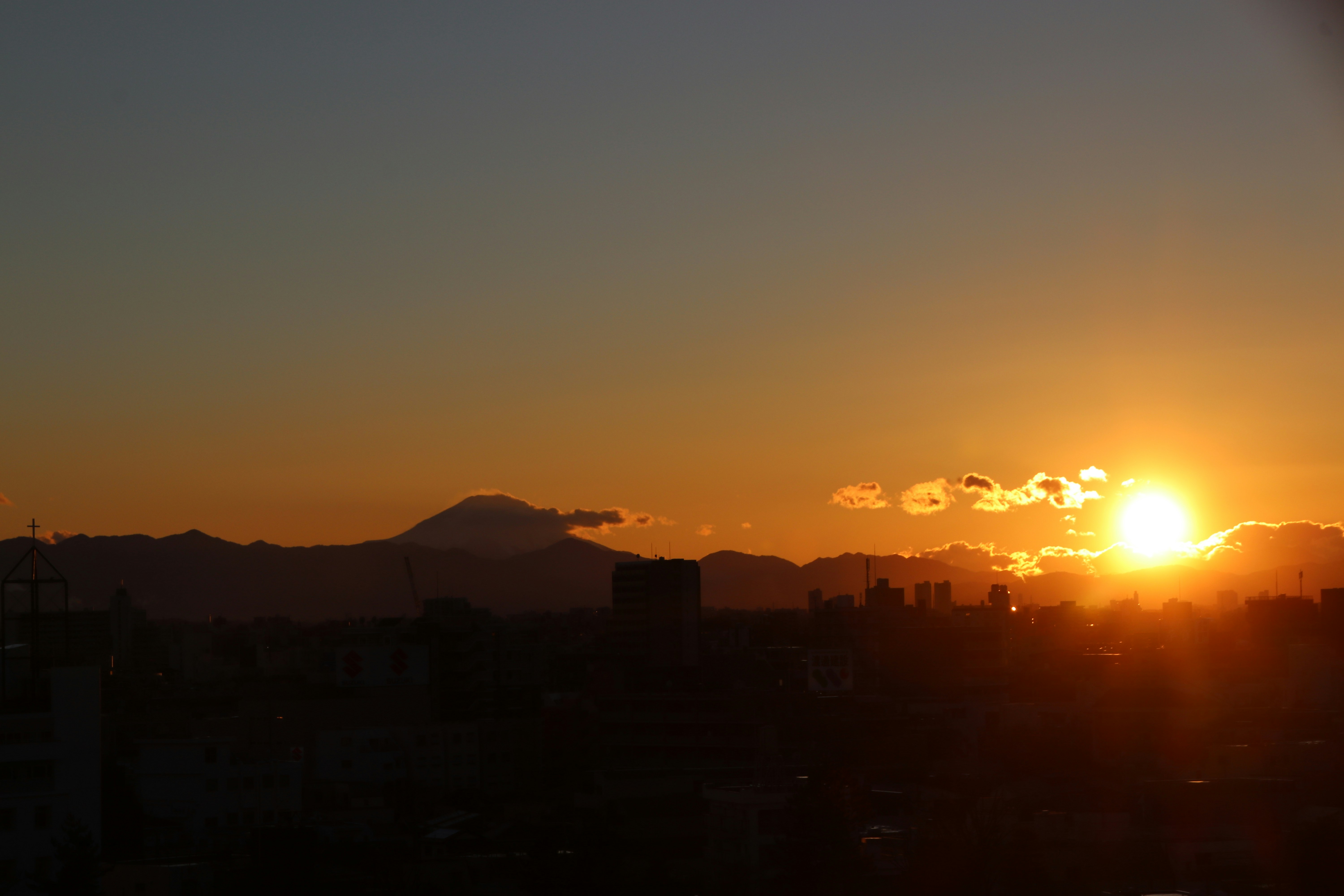 silhueta da cidade durante o pôr do sol