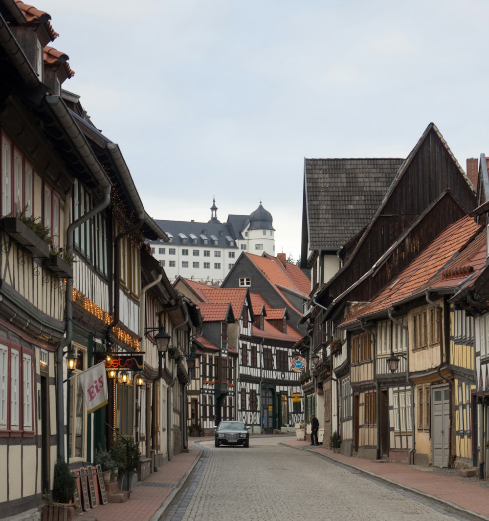 Braune und weiße Betonhäuser unter weißem Himmel tagsüber