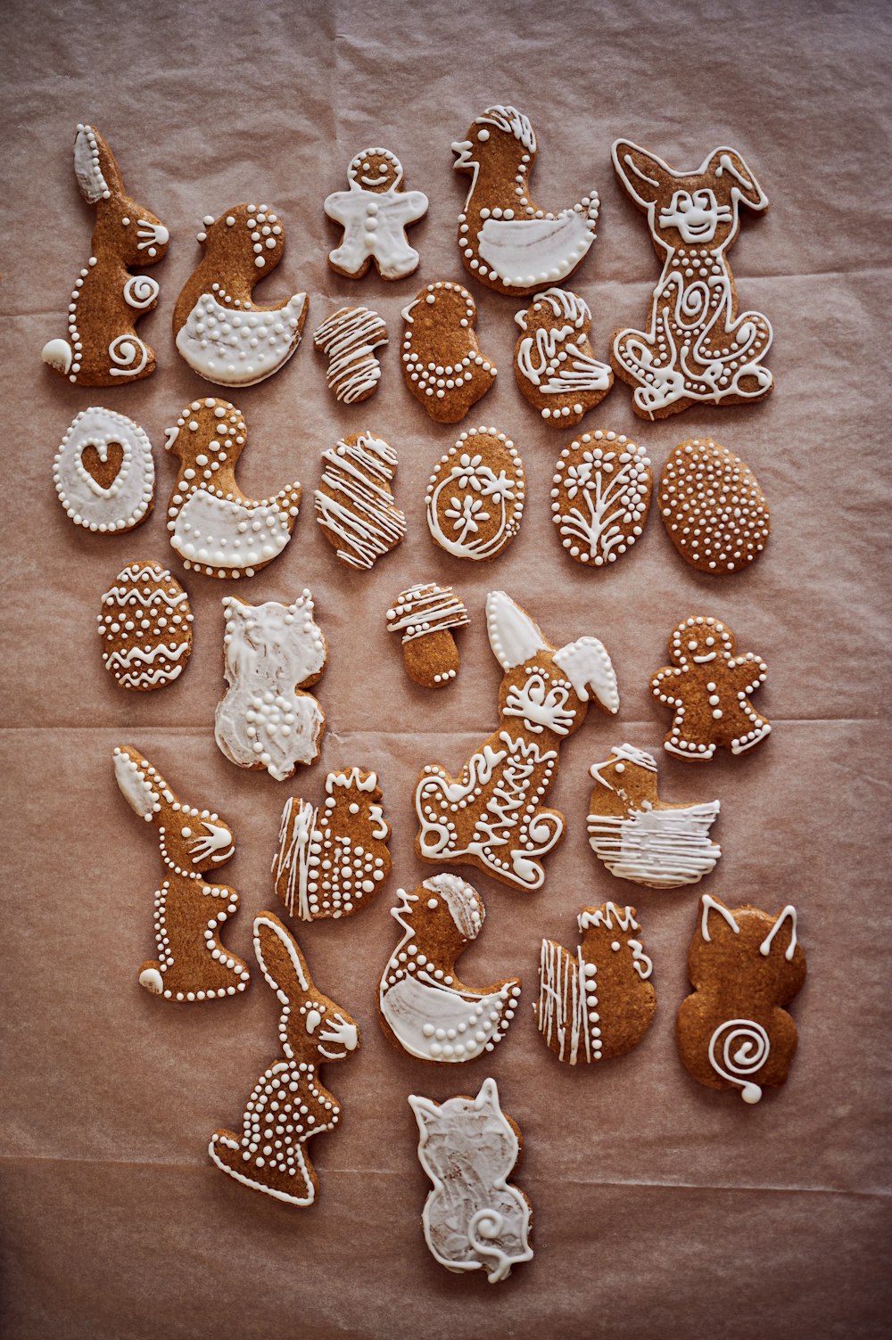 uma tabela coberta com muitos tipos diferentes de cookies
