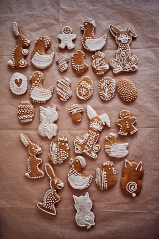 a table topped with lots of different types of cookies