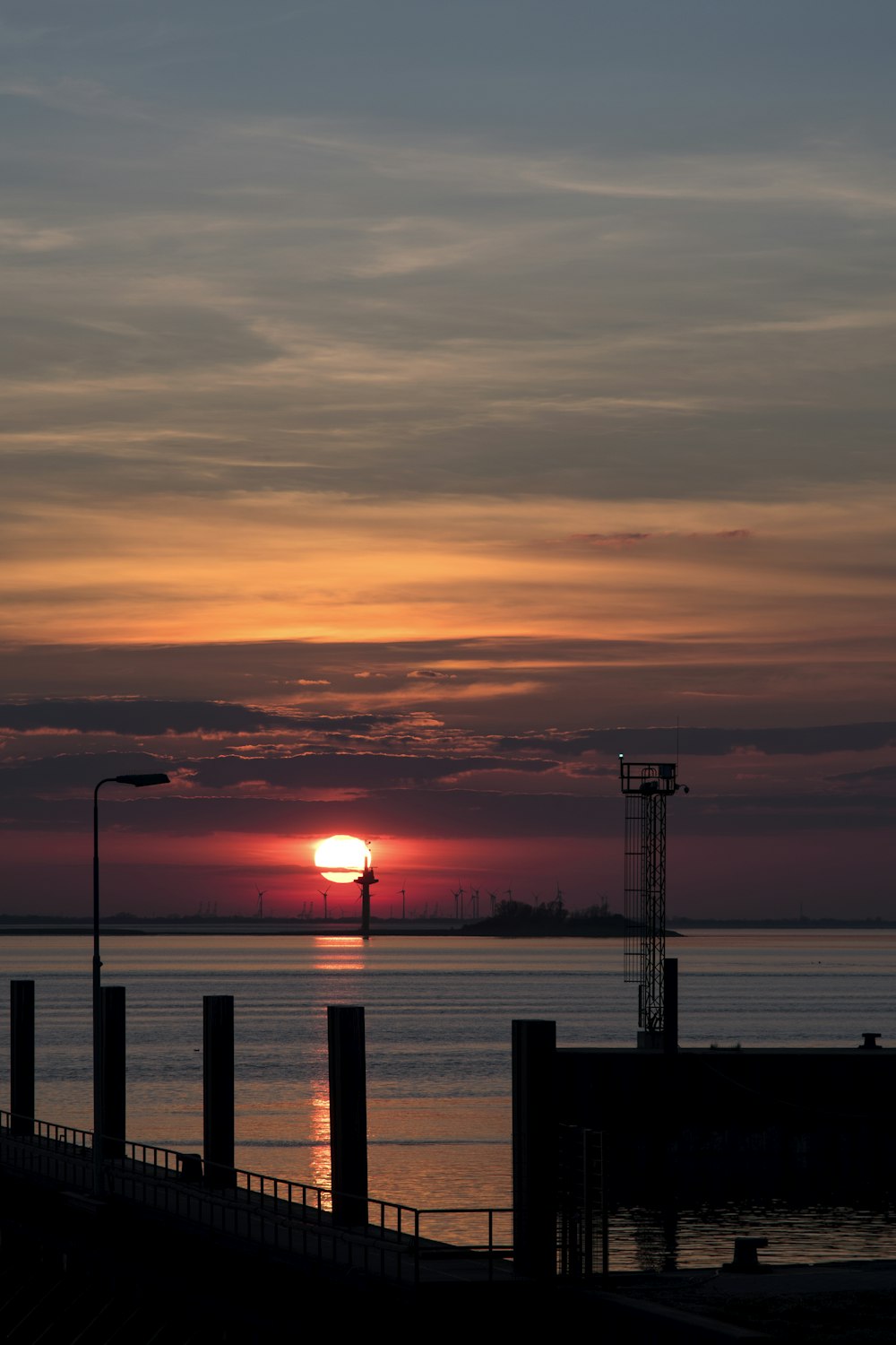 Silhouette des Docks bei Sonnenuntergang