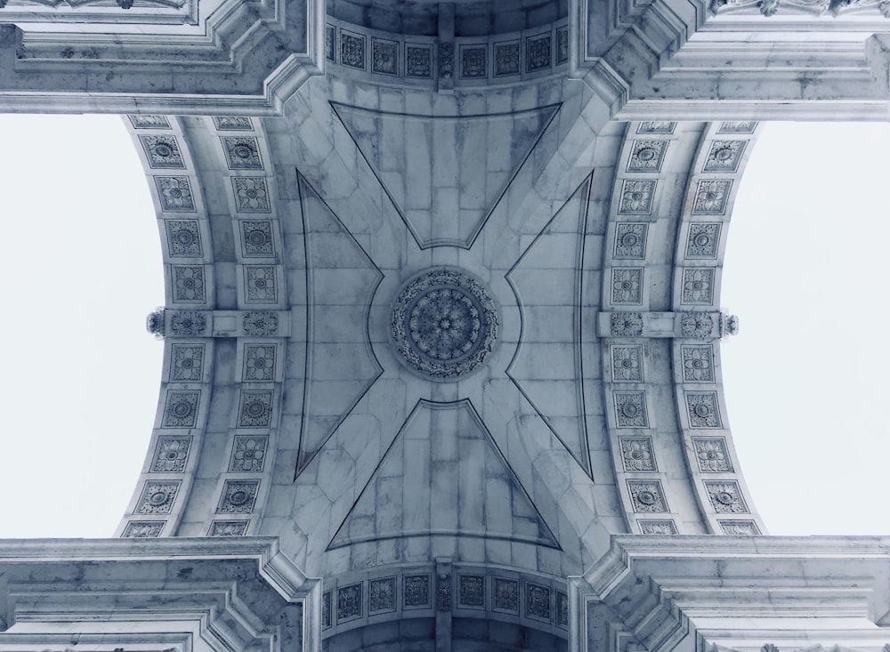 Fotografía de ángulo bajo de un edificio de hormigón blanco y azul