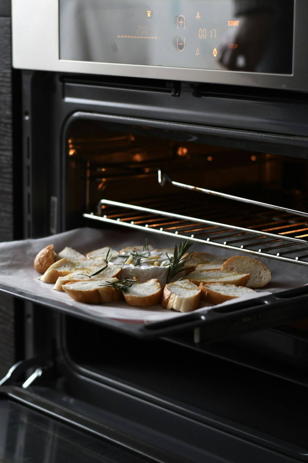 Brot mit Fleisch auf schwarzem Tablett