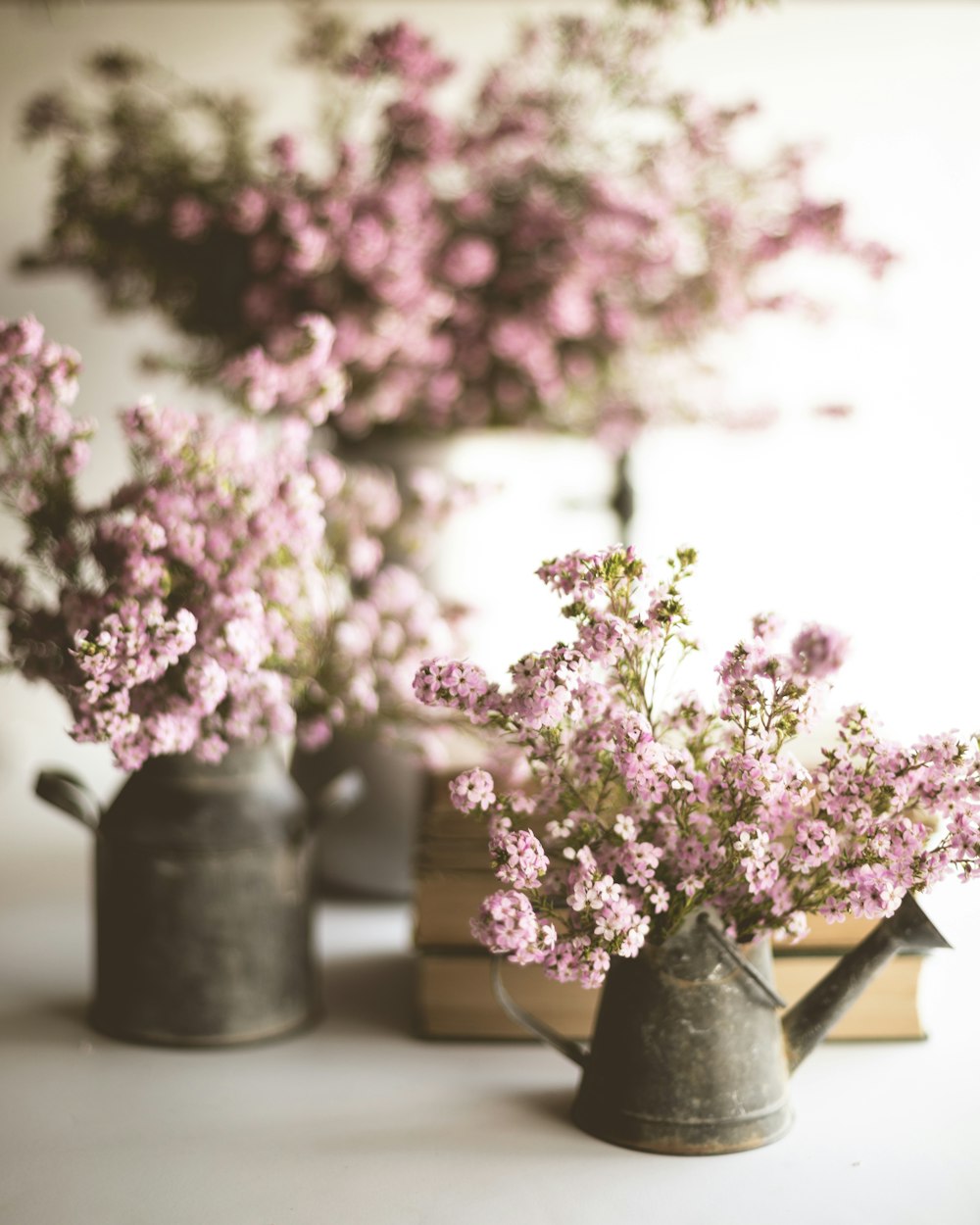 ピンクと白の花、灰色の陶器の花瓶