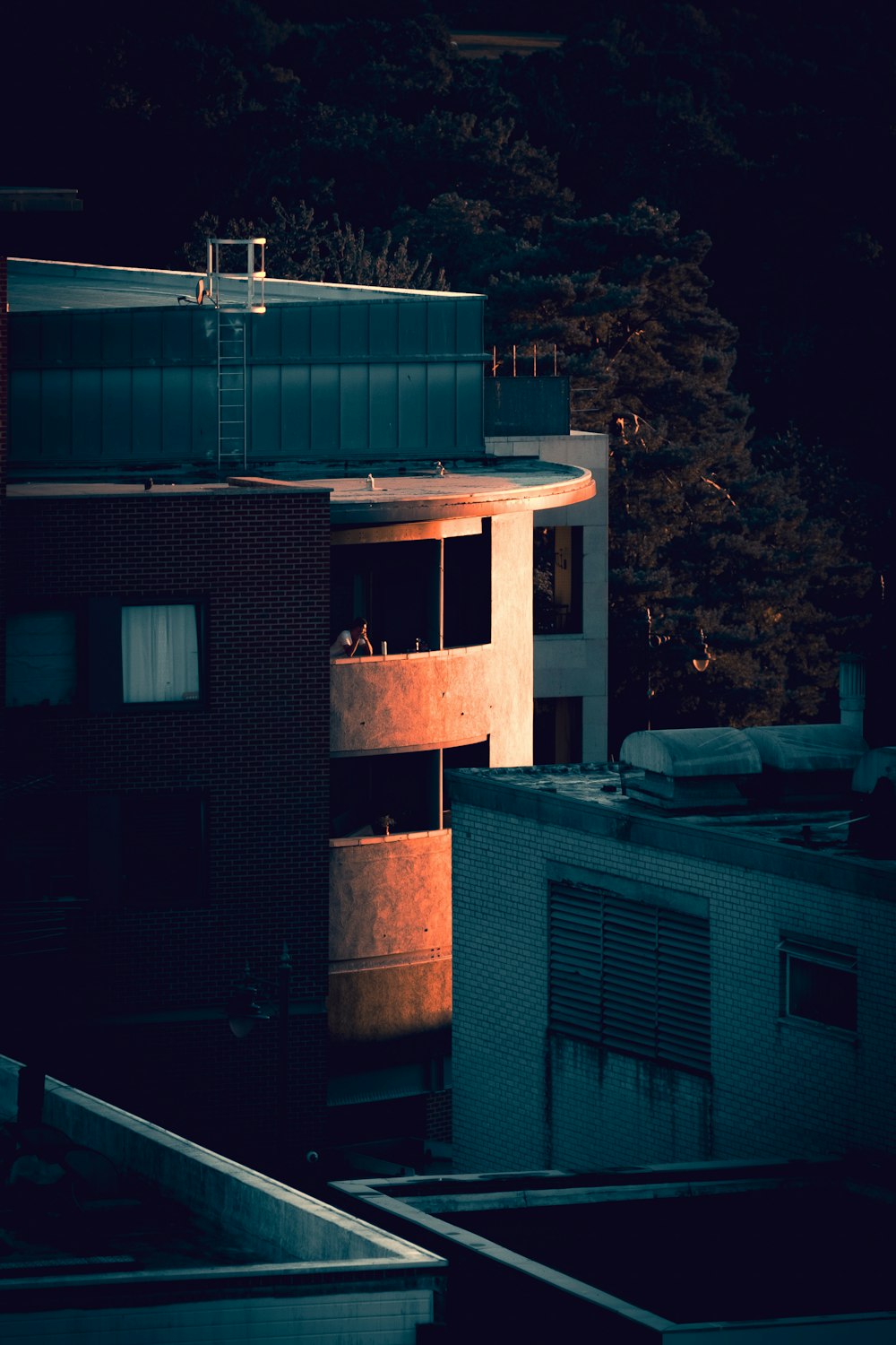 bâtiment en béton brun et blanc pendant la nuit