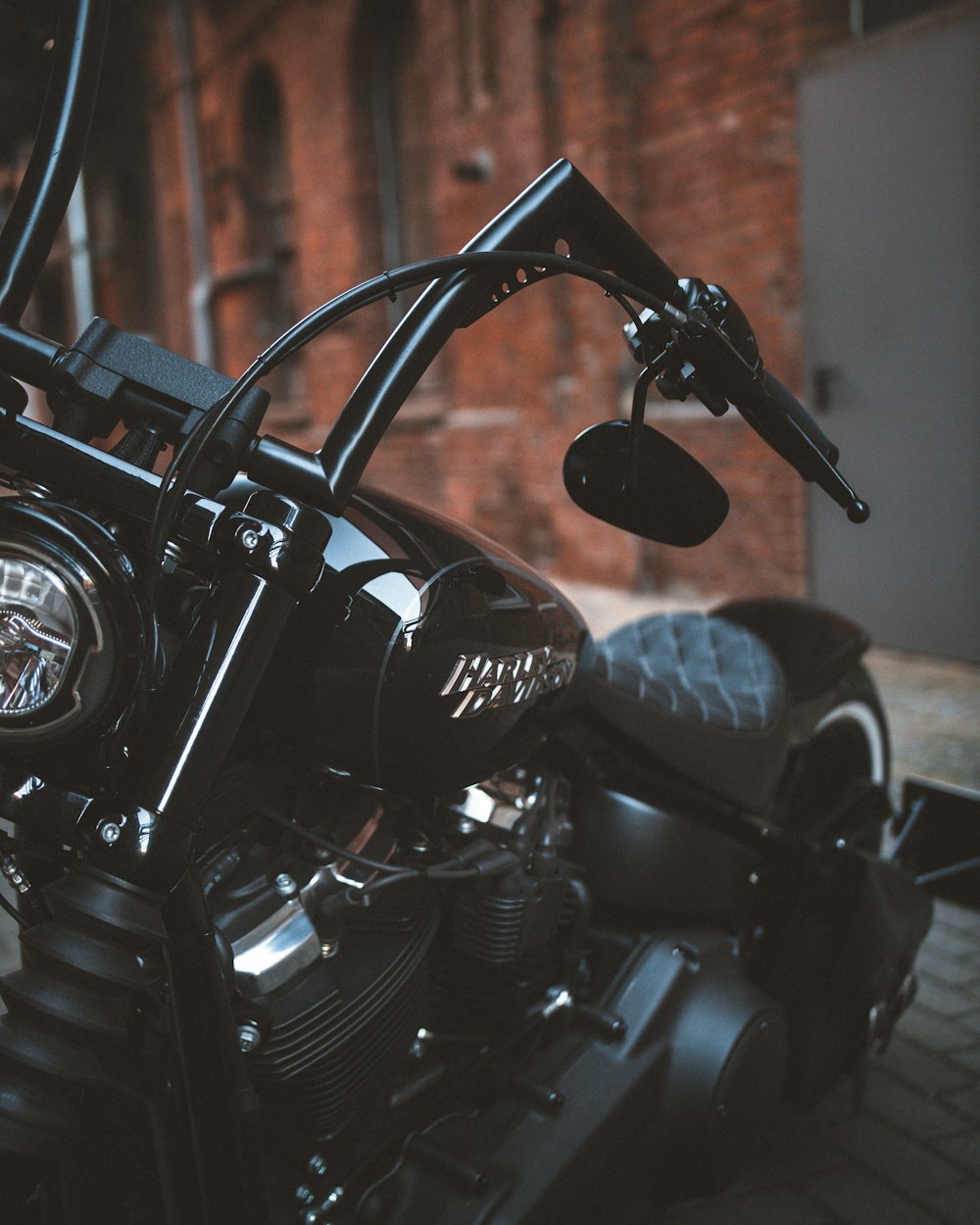 Motocicleta negra cerca de la pared marrón