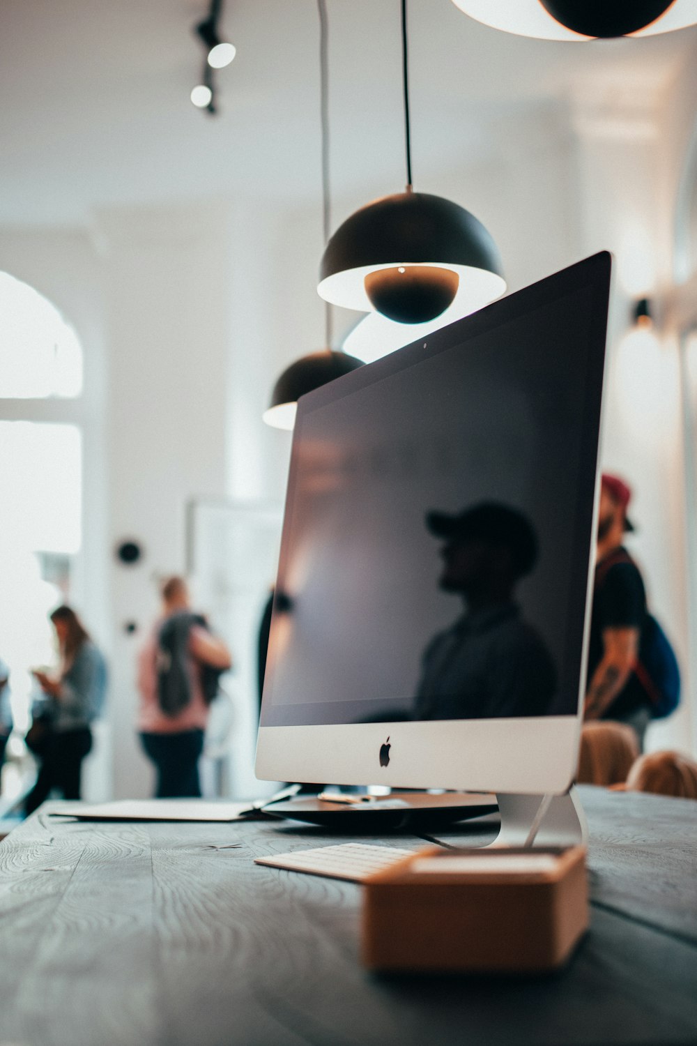 iMac argentato su tavolo di legno marrone