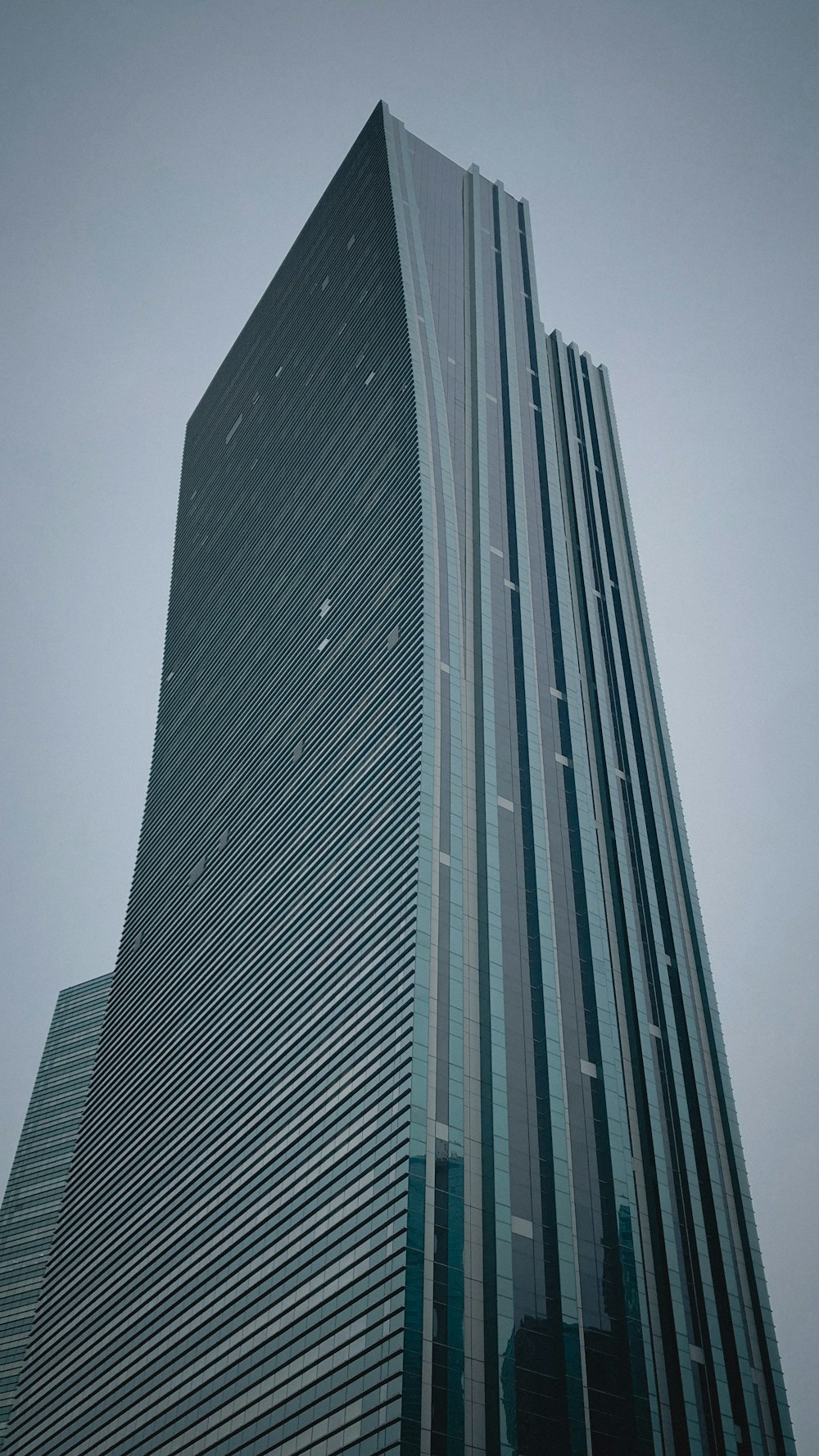 Edificio negro de gran altura durante el día