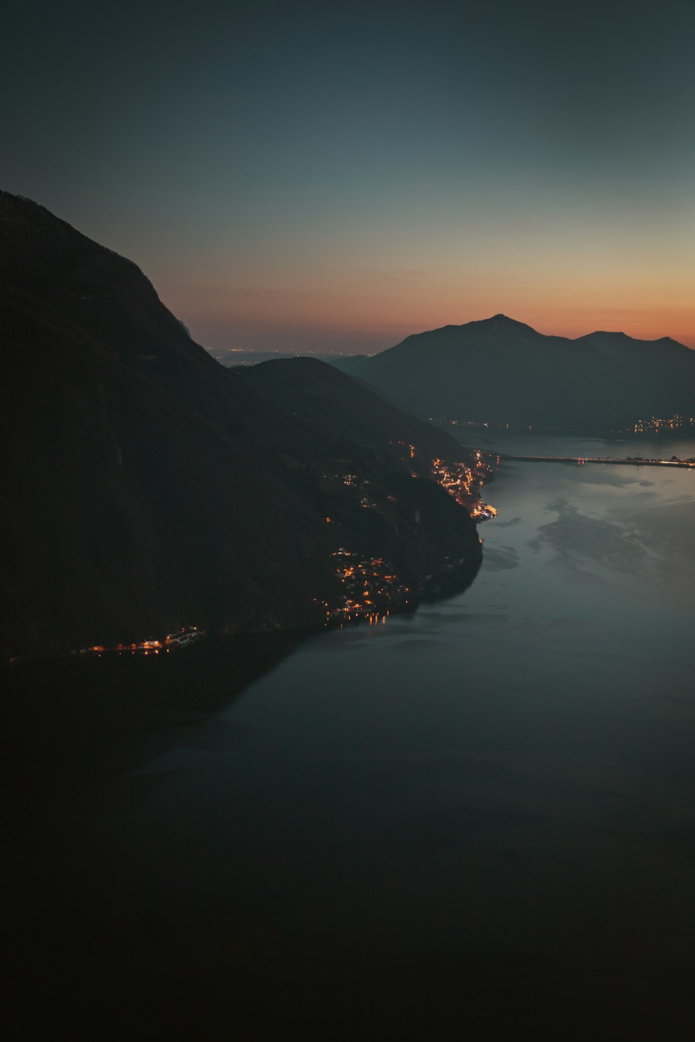 Silhouette des Berges in der Nähe des Gewässers bei Sonnenuntergang