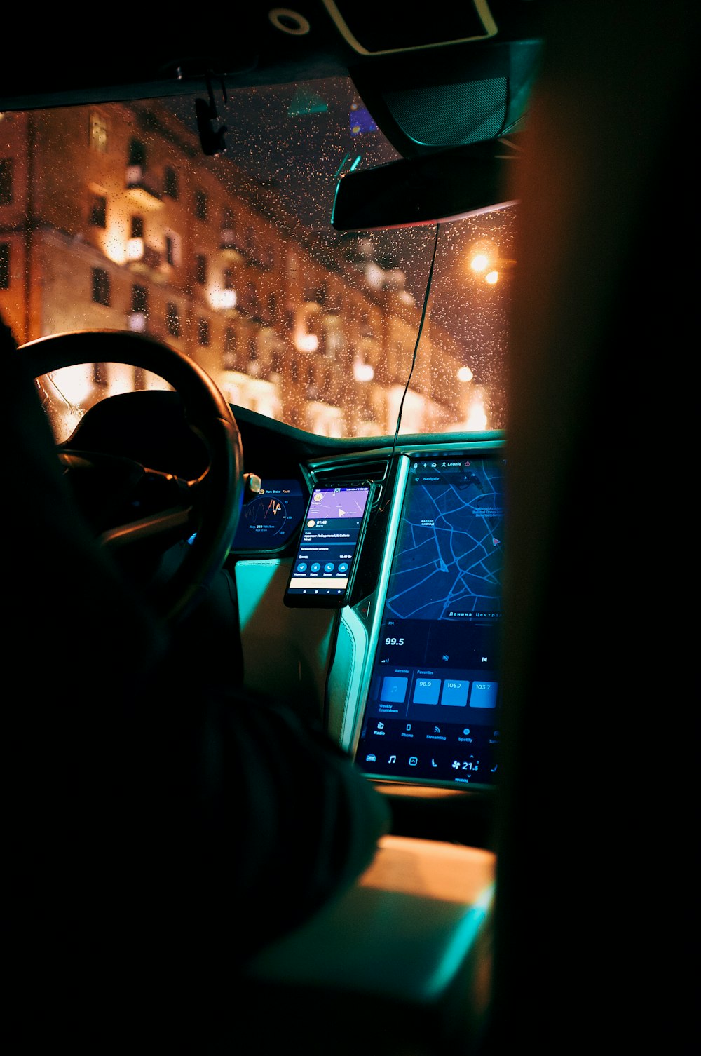 Interior del coche en negro y gris