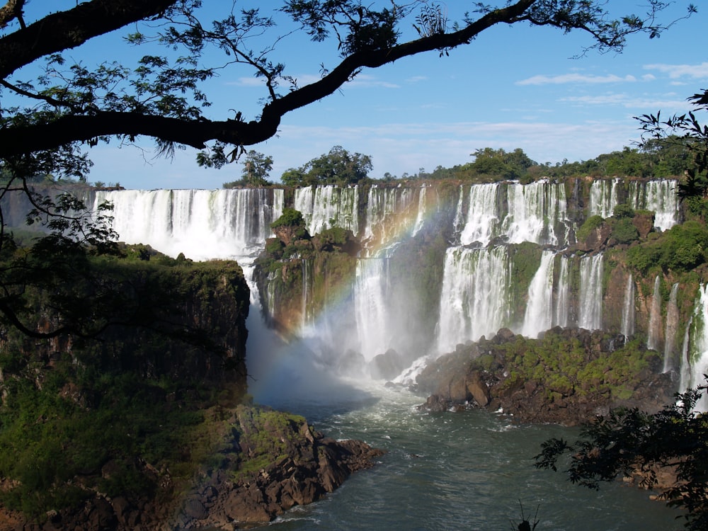 cascades sous le ciel bleu pendant la journée