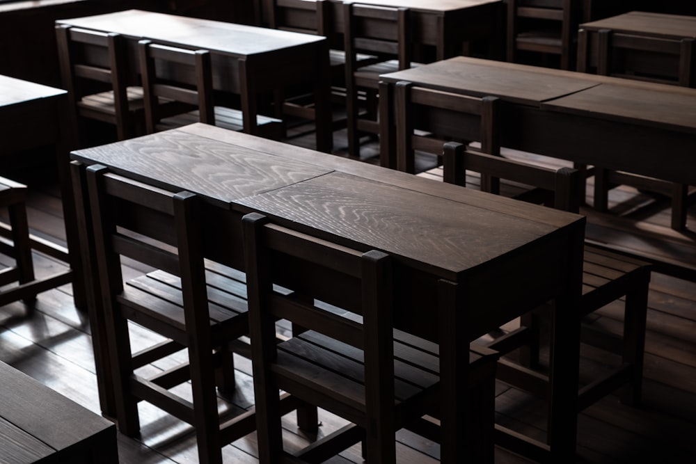 Table et chaises en bois marron