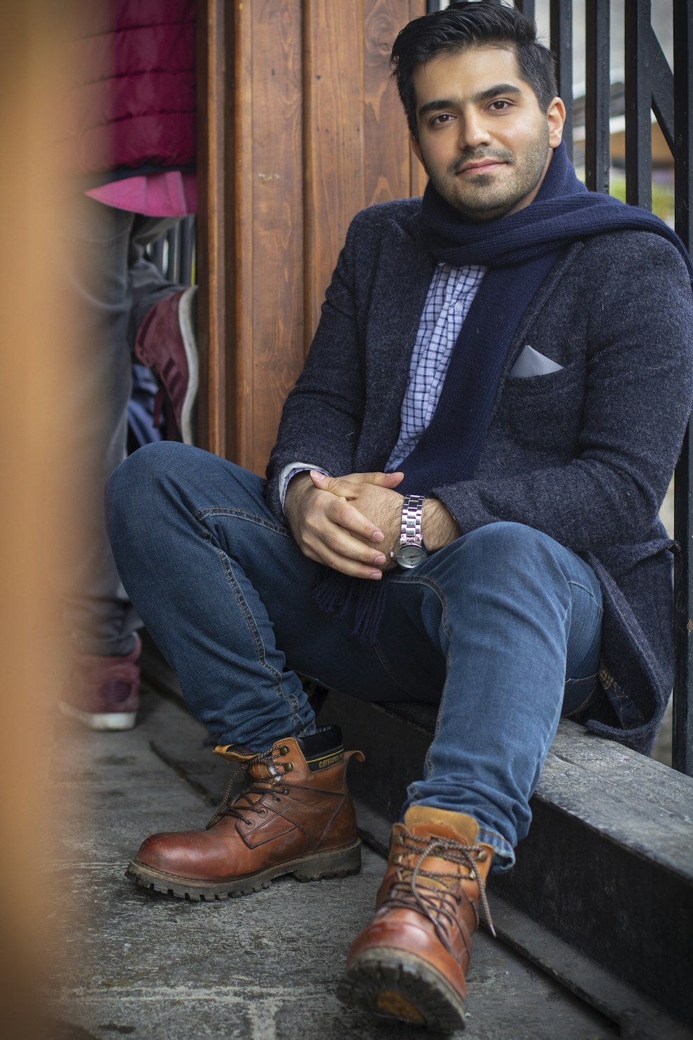 Uomo in maglione nero e jeans blu denim seduto su una panchina di cemento  grigio foto – Vestiario Immagine gratuita su Unsplash