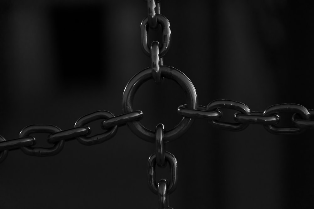 eslabón de cadena plateado con fondo negro