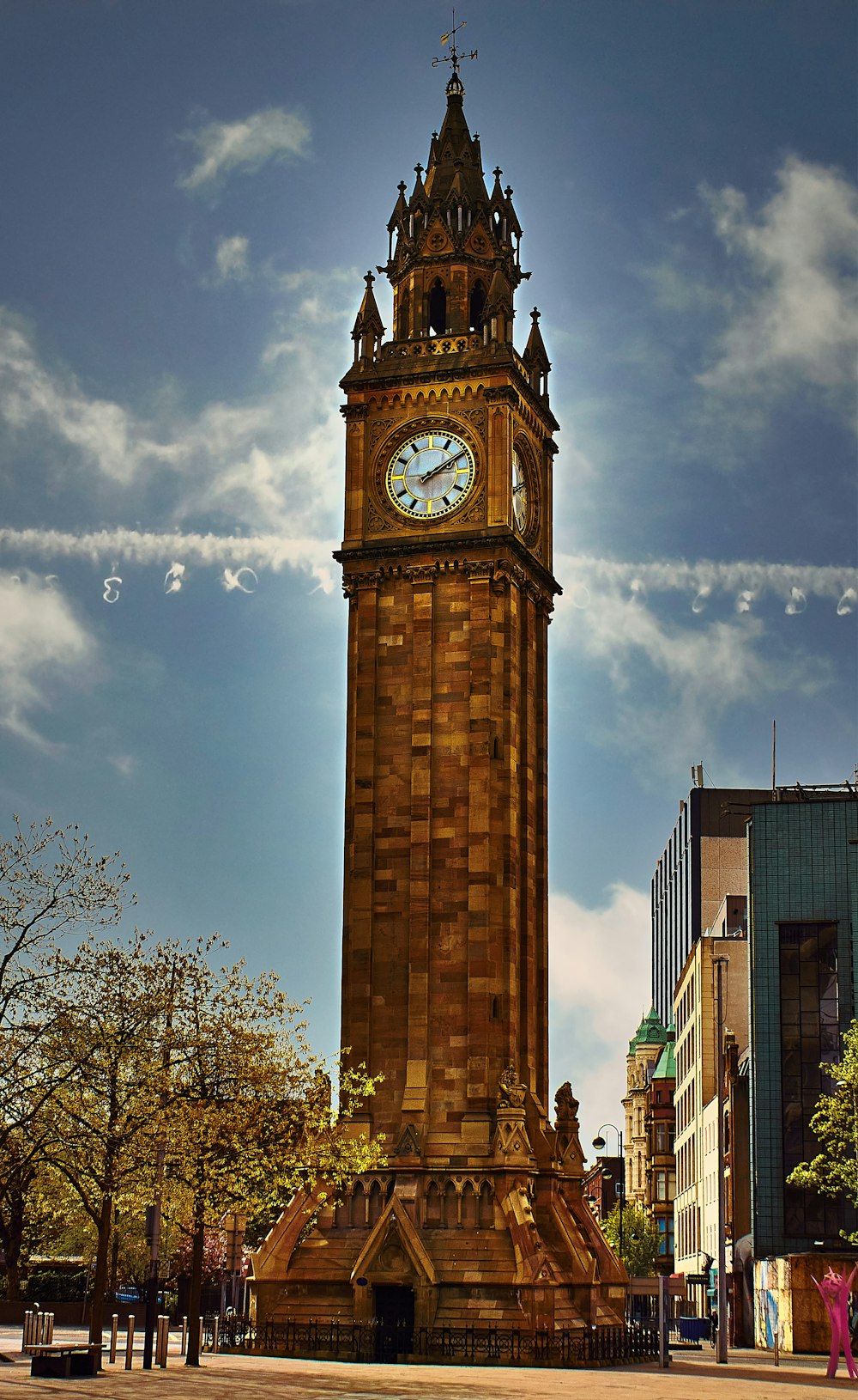 Reloj de torre marrón bajo el cielo nublado durante el día