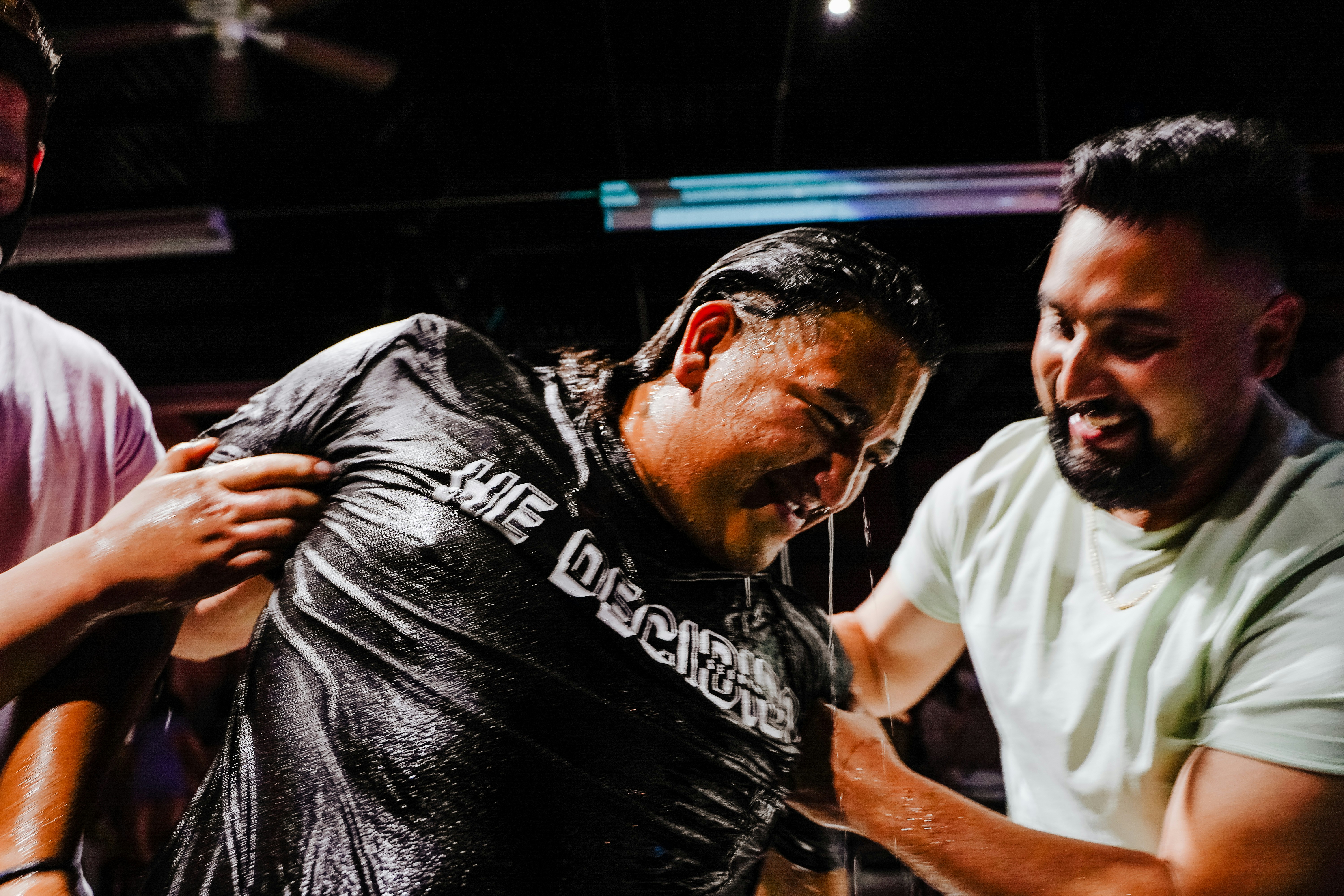 man in black crew neck t-shirt