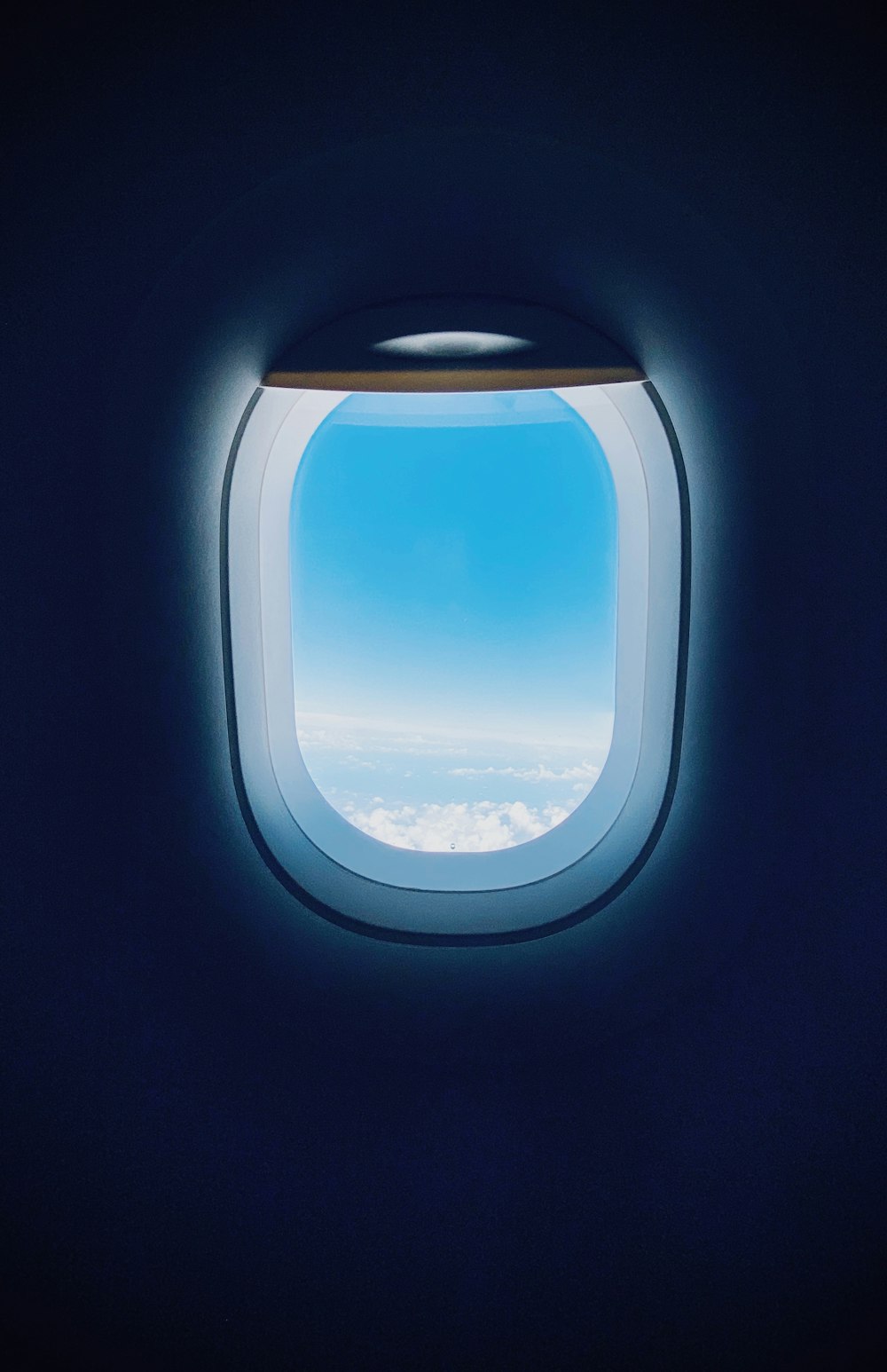 昼間の雲の飛行機の窓の眺め