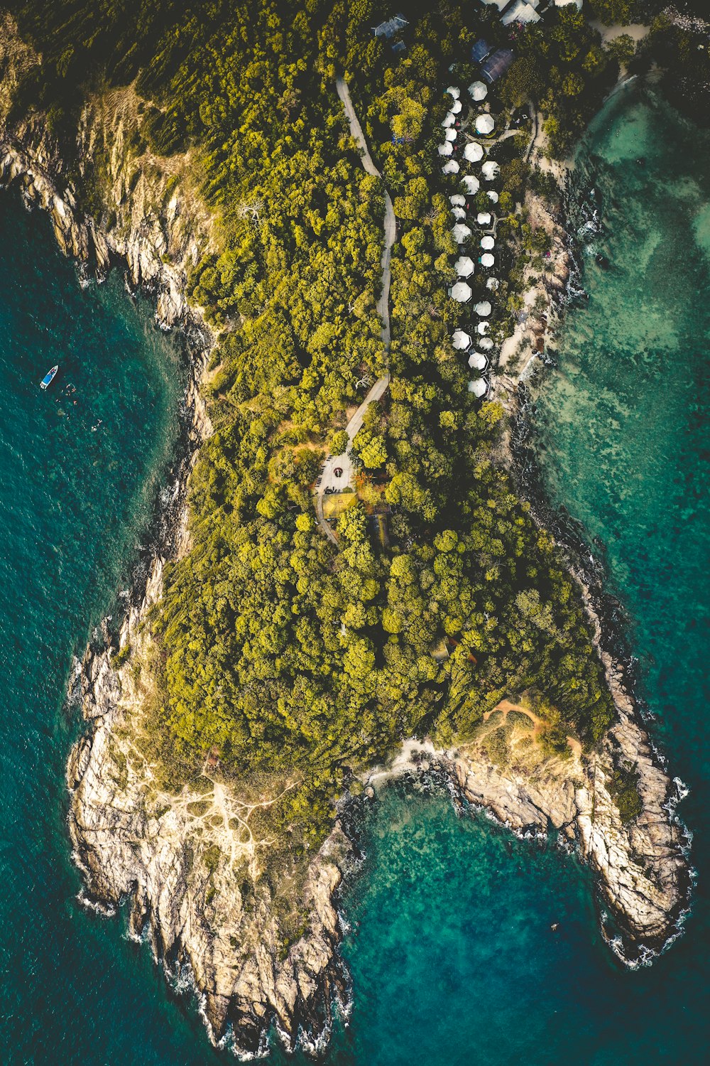 Luftaufnahme der Insel mit grünem Moos und Gewässer tagsüber