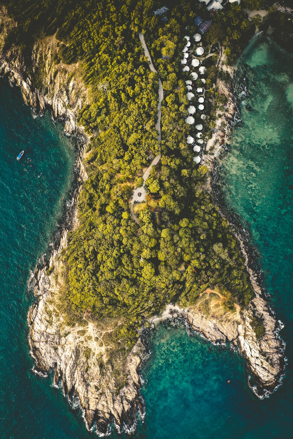 vista aérea da ilha com musgo verde e corpo de água durante o dia