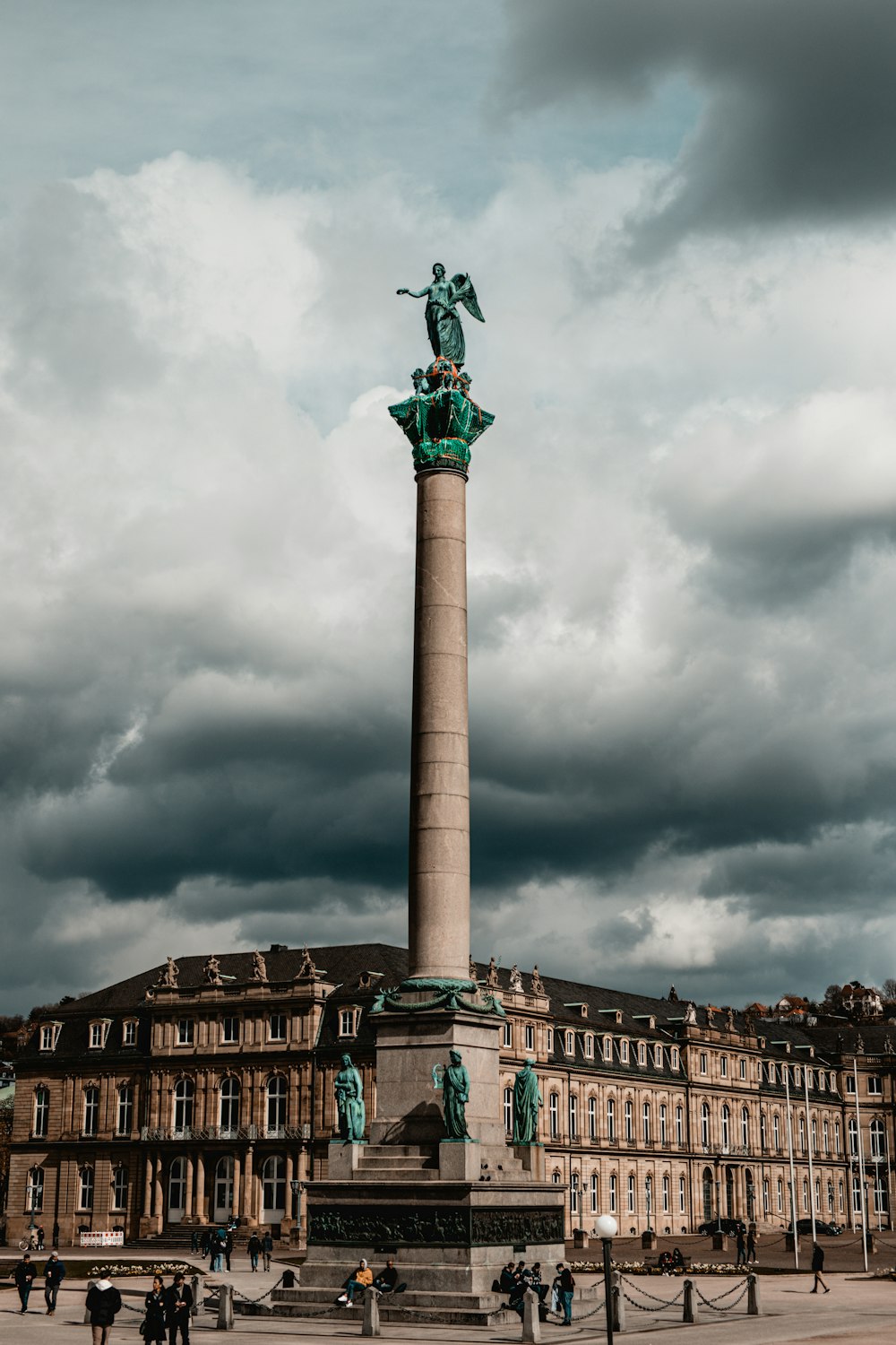 Statue de la Liberté sous un ciel nuageux pendant la journée