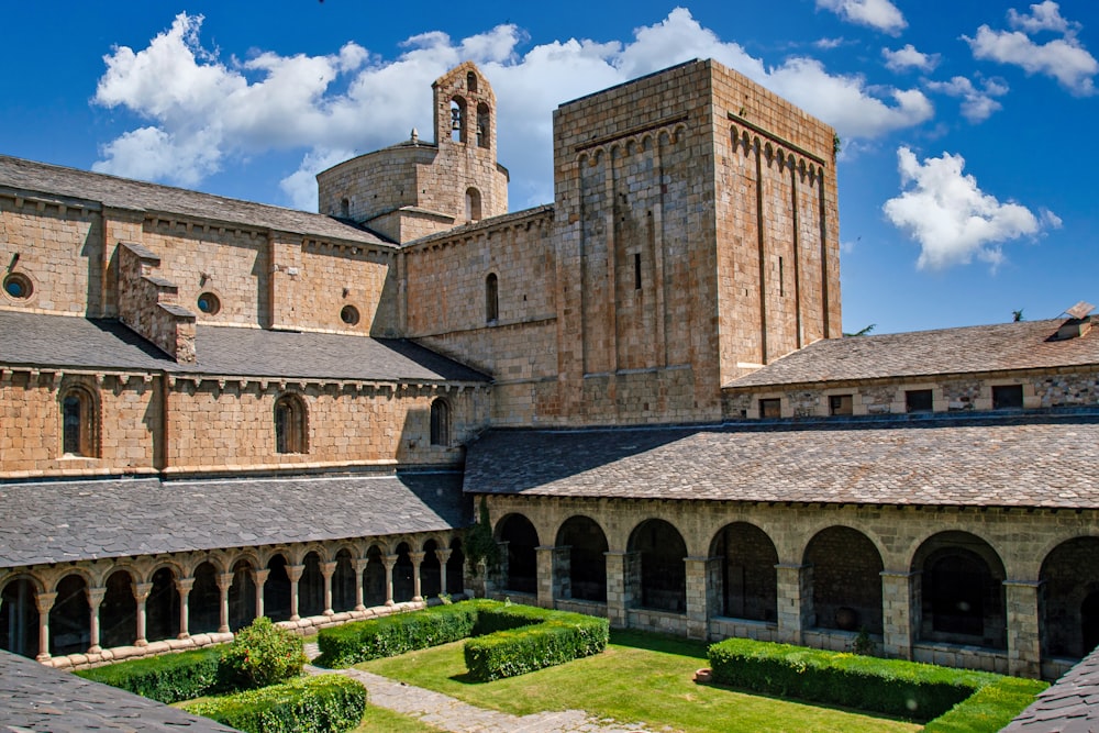 edificio in mattoni marroni con prato in erba verde