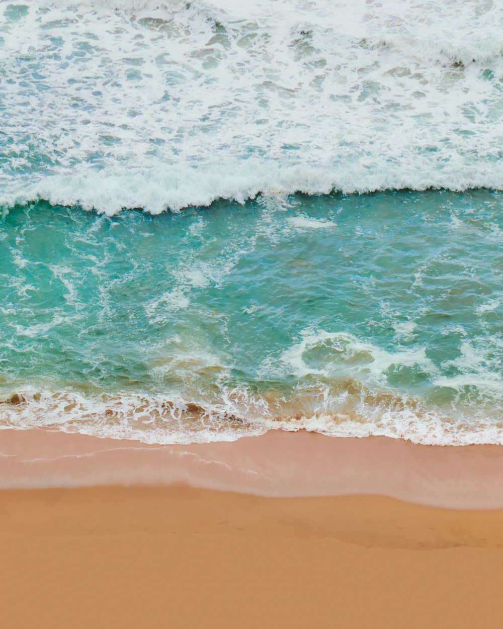 sea waves crashing on shore during daytime