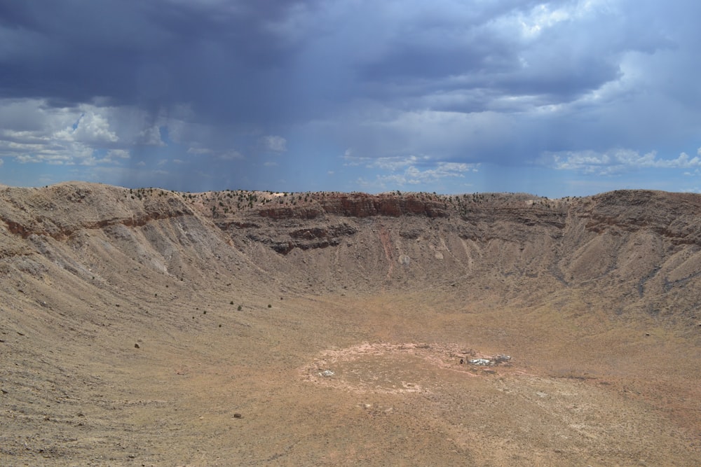 Montaña rocosa marrón bajo el cielo azul durante el día