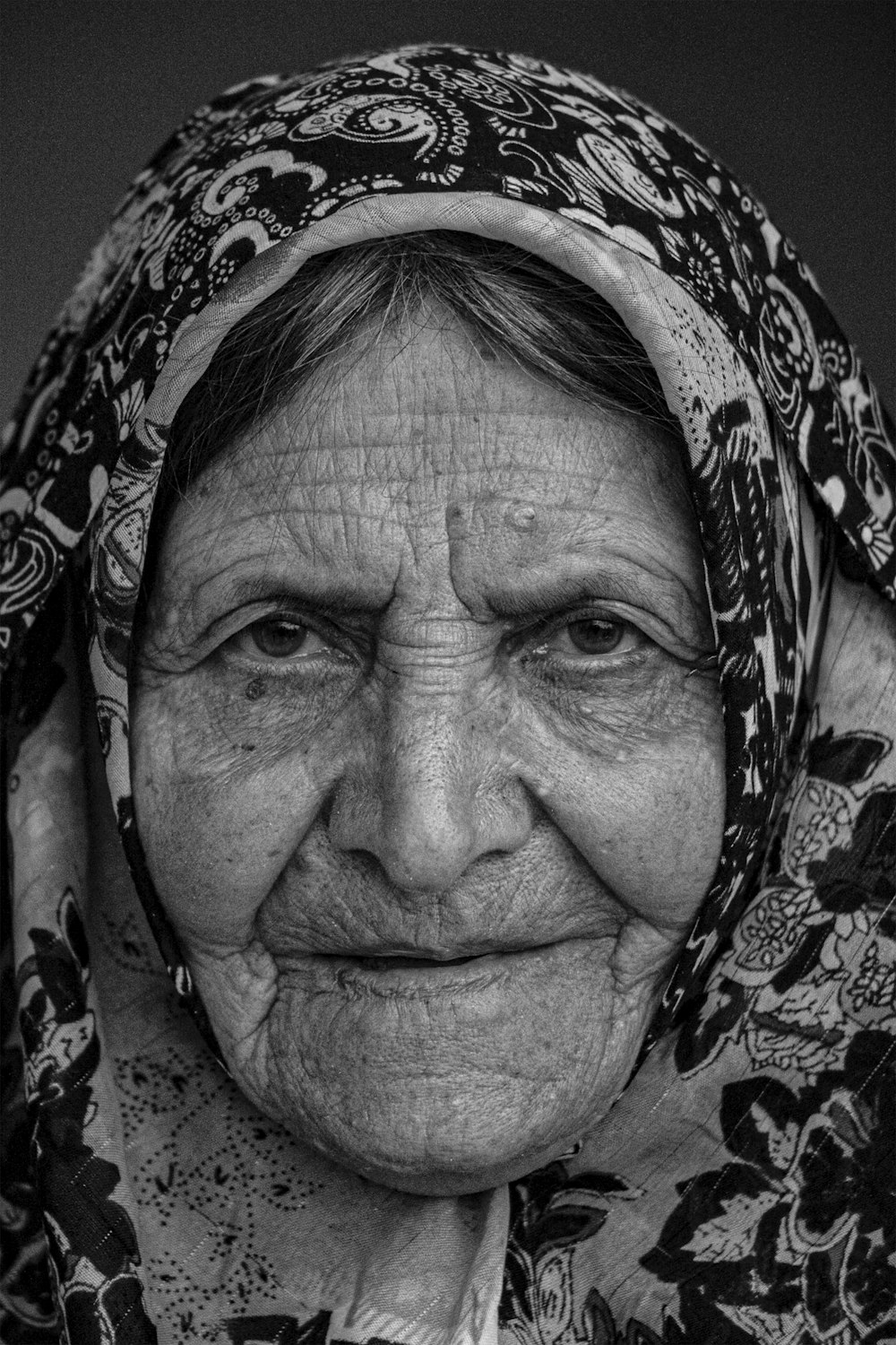 Mujer con hiyab floral blanco y negro