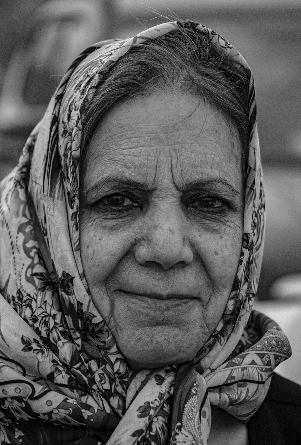 Mujer con hiyab floral blanco y negro