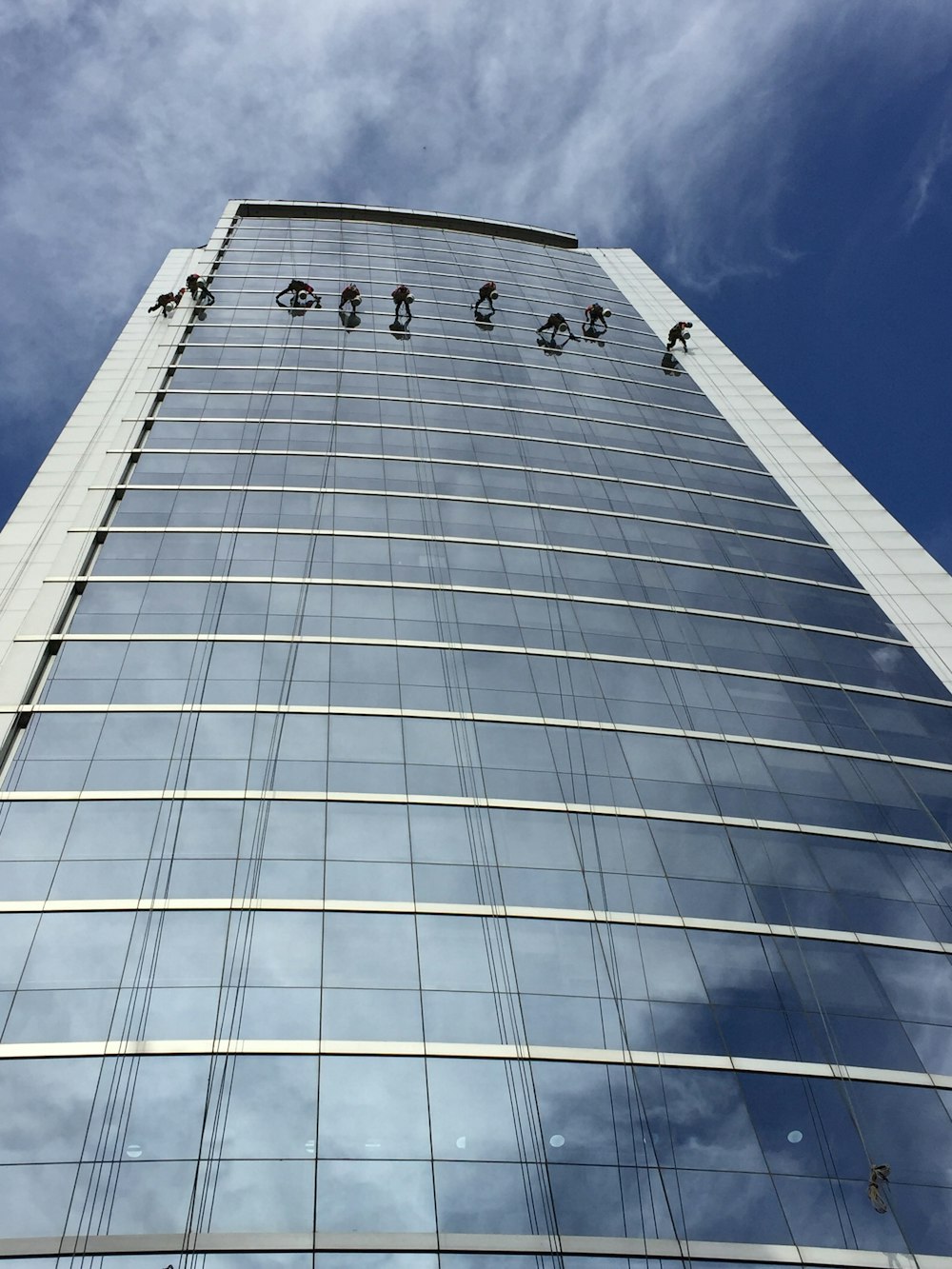 Bâtiment en béton blanc sous le ciel bleu pendant la journée