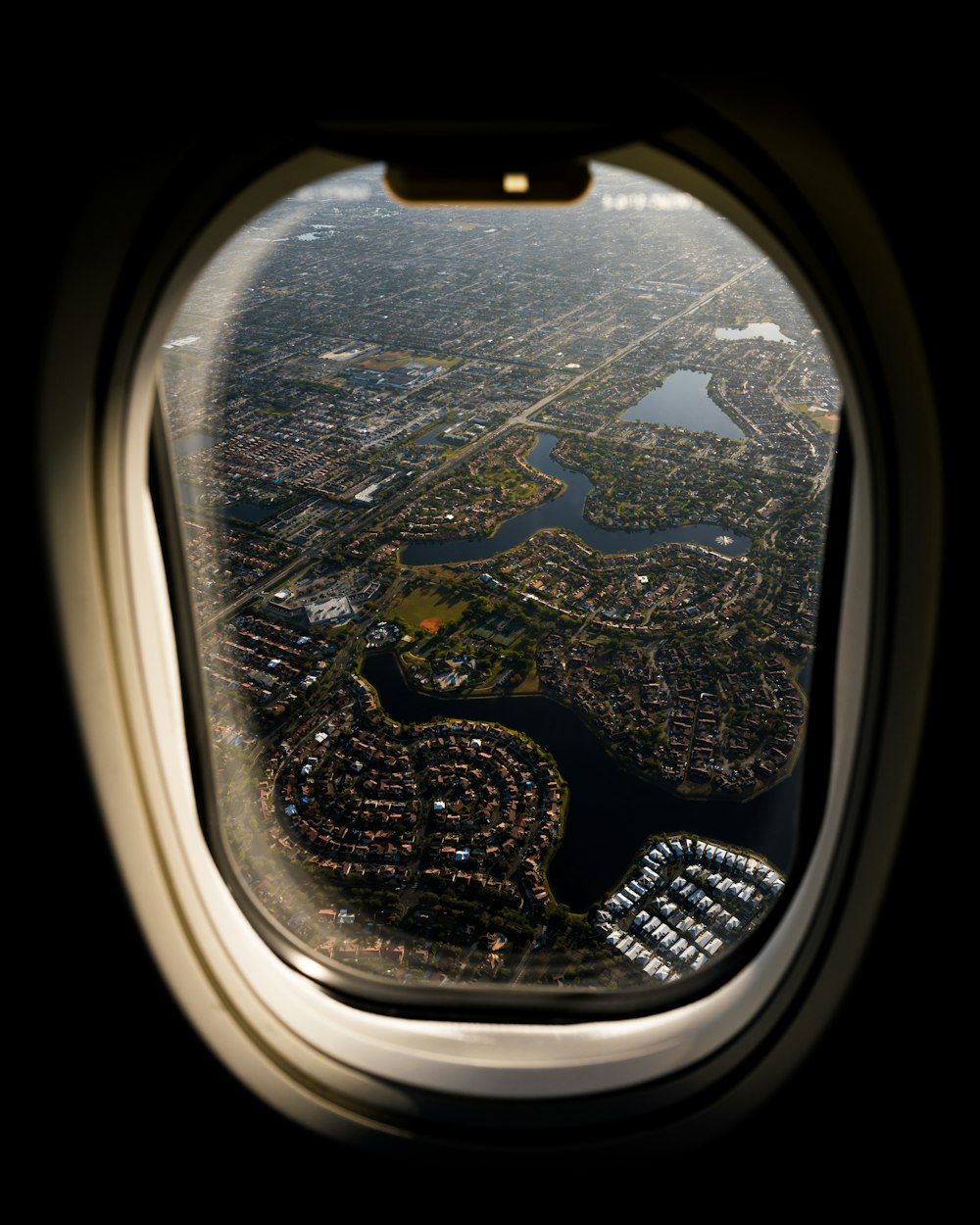 Vista de la ventana del avión de la ciudad durante el día