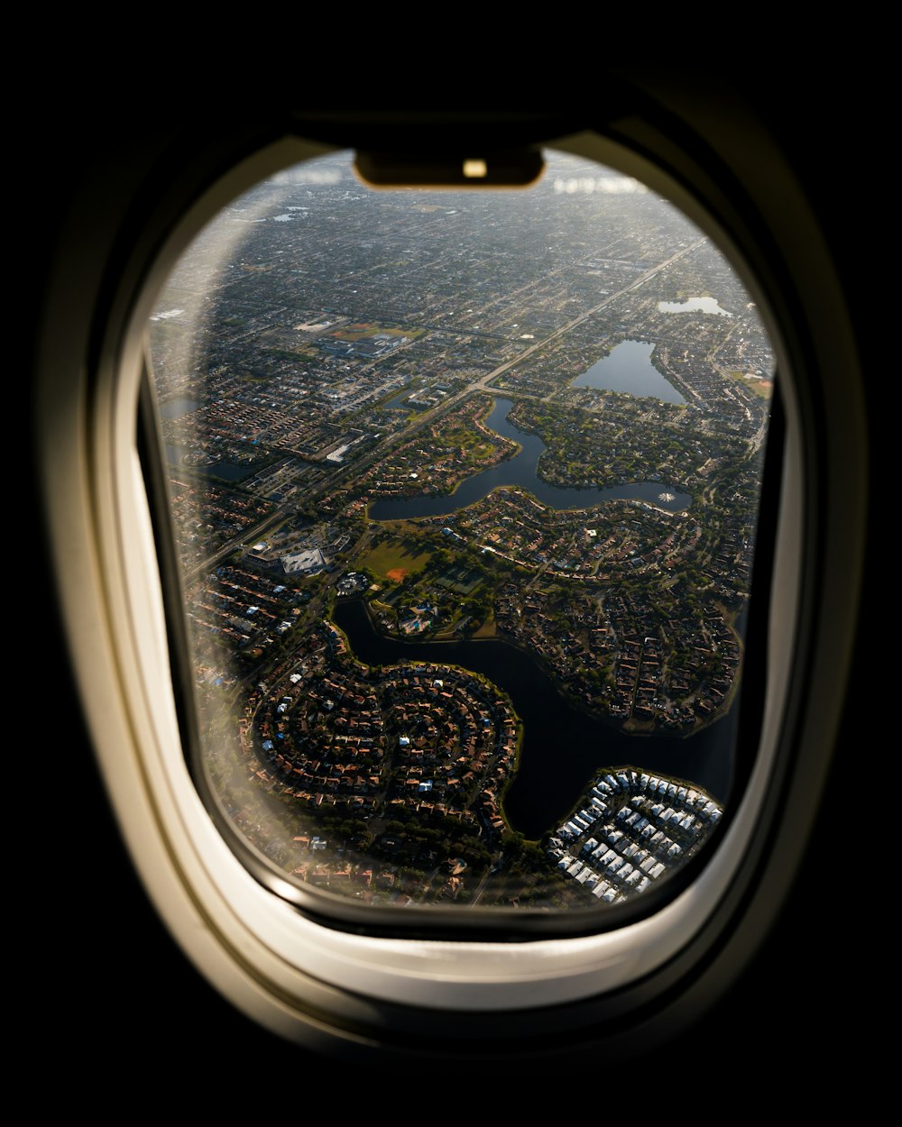 Flugzeugfenster Blick auf die Stadt während des Tages