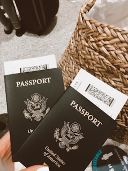passeports usa noirs avec billet d'avion à l'intérieur pour voyager aux usa