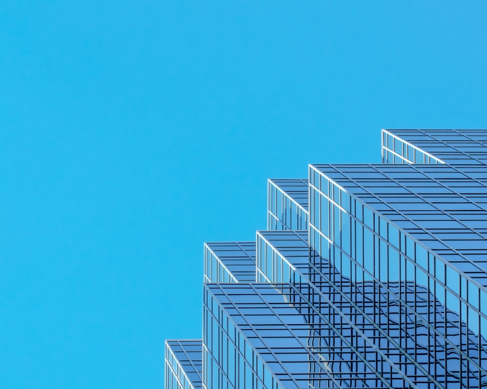 Edificio de hormigón blanco y azul bajo un cielo azul durante el día