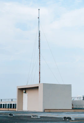 Detailed view of a SPDA (lightning protection system) installation on a building rooftop.