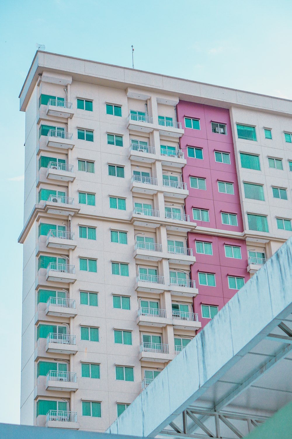 Edificio de hormigón rosa y blanco