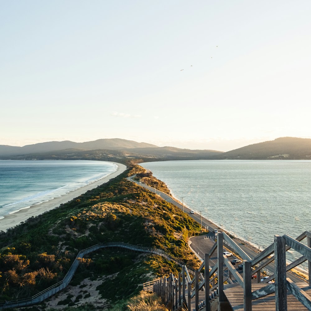 Clôture en bois brun au bord de la mer pendant la journée