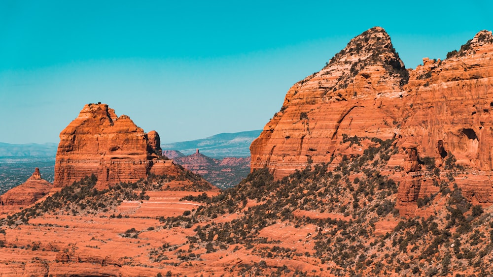 Brauner Rocky Mountain tagsüber unter blauem Himmel