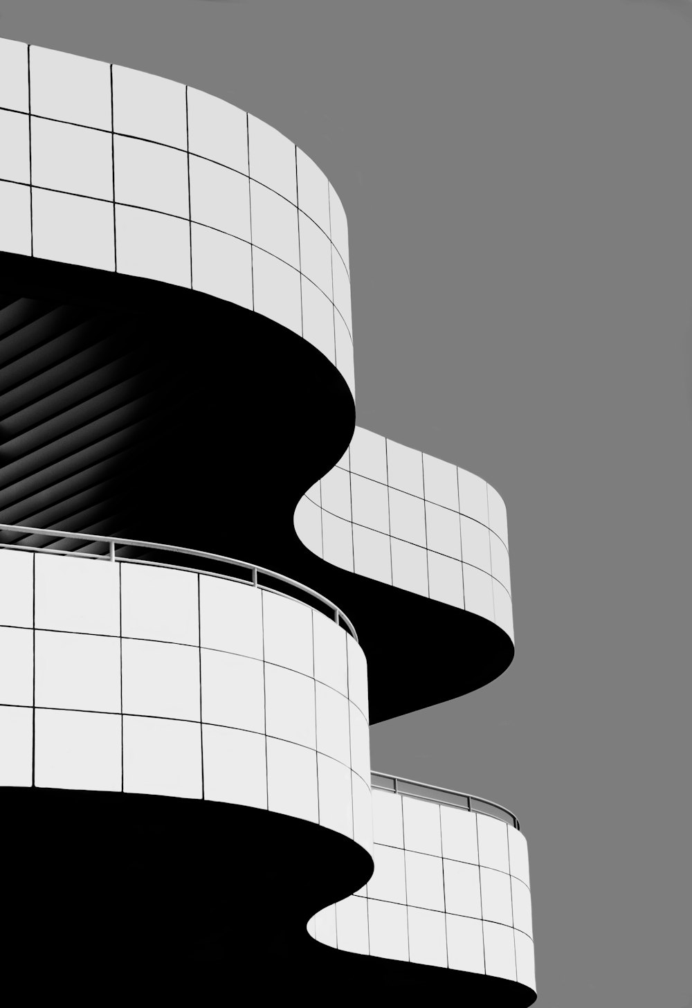 Edificio de hormigón blanco y negro