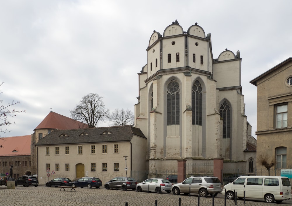 cars parked in front of beige concrete building during daytime