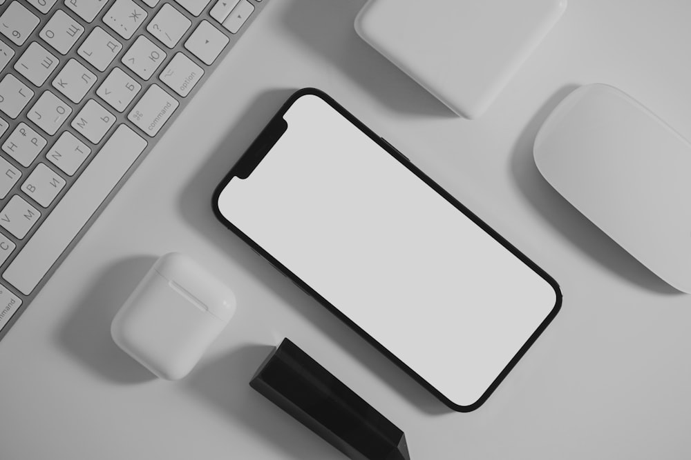 Teclado blanco de Apple sobre mesa blanca