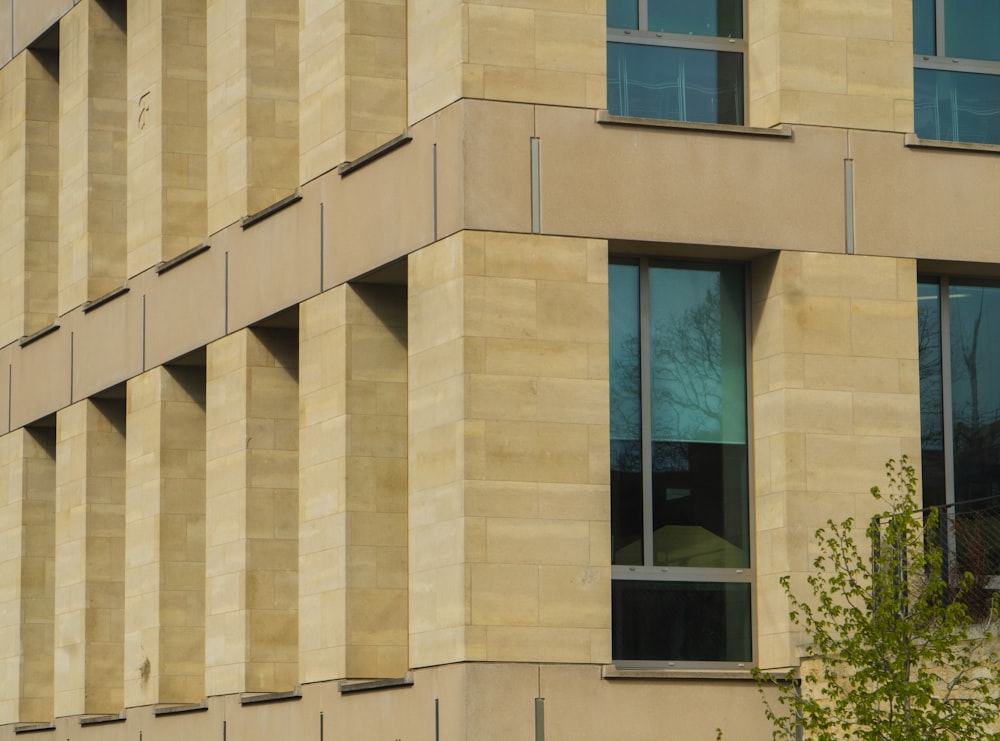 Edificio de hormigón beige durante el día