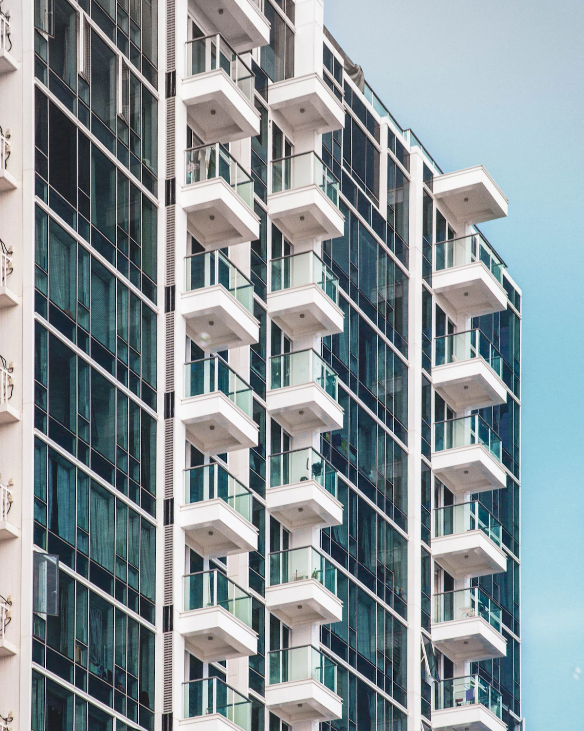 Gedung apartemen beton putih dan biru