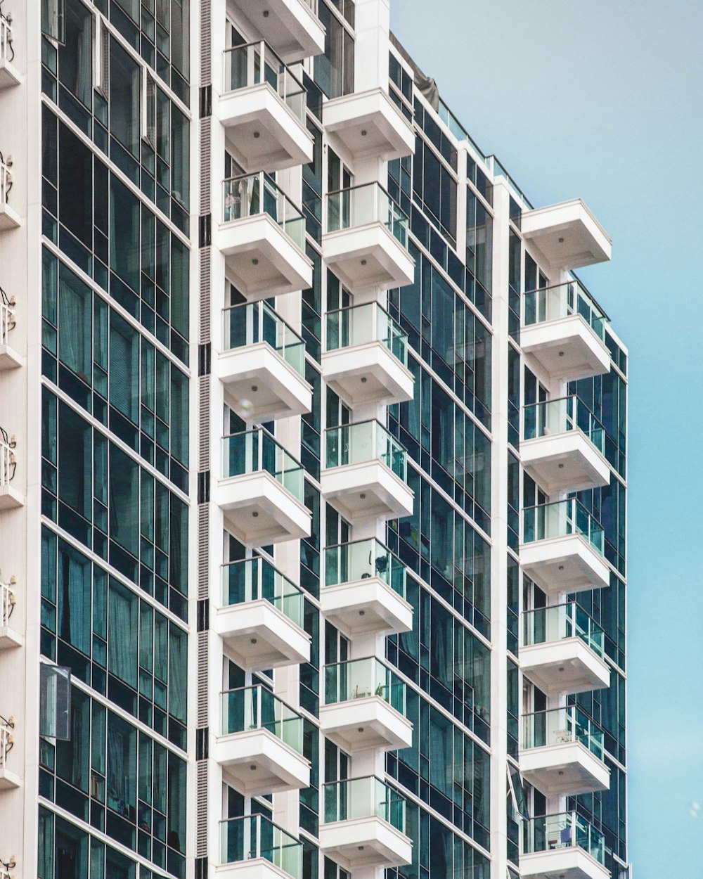 Edificio de hormigón blanco y azul