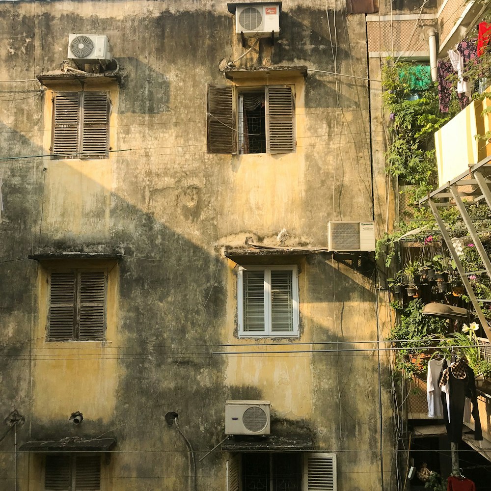 Edificio de hormigón verde y marrón