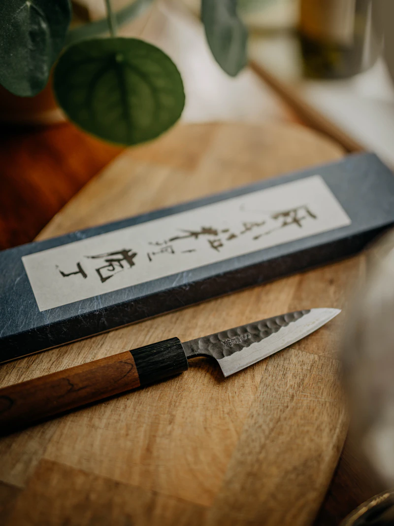 Faca japonesa sobre tábua